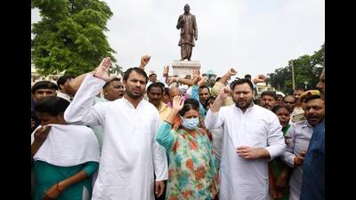 Leader of Opposition in Bihar Assembly and RJD’s Tejashwi Yadav with former Bihar CM Rabri Devi and brother Tej Pratap Yadav march towards Raj Bhawan demanding roll-back of the Agnipath scheme on Wednesday. (Santosh Kumar/HT Photo)