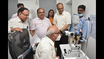 Dignitaries at the inauguration of the eye bank at BHU in Varanasi. (HT Photo) Dignitaries at the inauguration of the eye bank at BHU in Varanasi. (HT Photo)