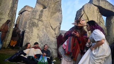 Thousands of druids, pagans and New Age revellers greeted the summer solstice at Stonehenge on Tuesday, the longest day of the year in the Northern Hemisphere. (REUTERS)