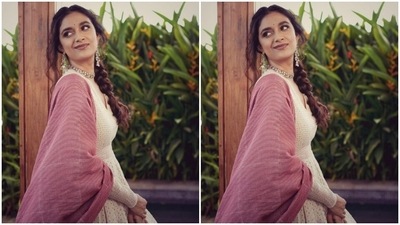 Styled by fashion stylist Archa Mehta, Keerthy wore her tresses into a messy braid with a middle part. (Instagram/@keerthysureshofficial)