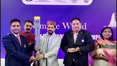 Minister for youth affairs and sports Anurag Thakur received the torch and handed it over to grandmaster Deep Sengupta in Dharamshala. (HT Photo) Minister for youth affairs and sports Anurag Thakur received the torch and handed it over to grandmaster Deep Sengupta in Dharamshala. (HT Photo)