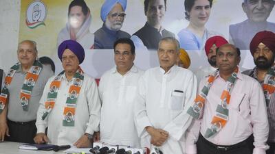 Chandigarh BSP president Gurcharan Singh Kamboj (far left) and vice-president SA Khan (far right) after joining the Congress at the party’s Chandigarh headquarters in Sector 35. (Keshav Singh/HT) Chandigarh BSP president Gurcharan Singh Kamboj (far left) and vice-president SA Khan (far right) after joining the Congress at the party’s Chandigarh headquarters in Sector 35. (Keshav Singh/HT)