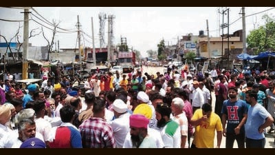 Residents and the victim’s kin protesting in Ludhiana on Wednesday. (Harvinder Singh/HT)