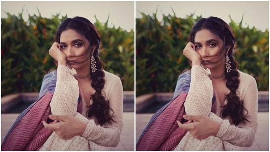 Assisted by makeup artist Vishal Charan, Keerthy decked up in pastel maroon eyeshadow, black eyeliner, black kohl, mascara-laden eyelashes, contoured cheeks and a shade of pastel maroon lipstick.(Instagram/@keerthysureshofficial)
