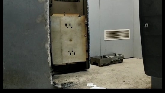 The ATM in Kalyan that was robbed on Sunday. Kalyan police detained three persons in the theft. A police team has been sent to Haryana to trace others accused. (HT FILE PHOTO)
