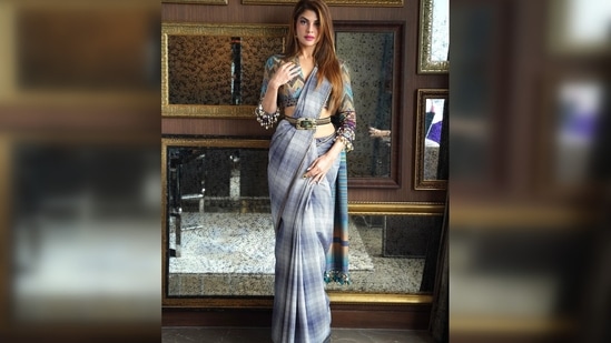 Jacqueline Fernandez accessorised her look with trendy nail jewellery.(Instagram/@jacquelinef123)