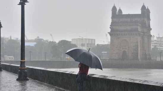 Mumbai wakes up to heavy rain | WATCH | Mumbai news - Hindustan Times