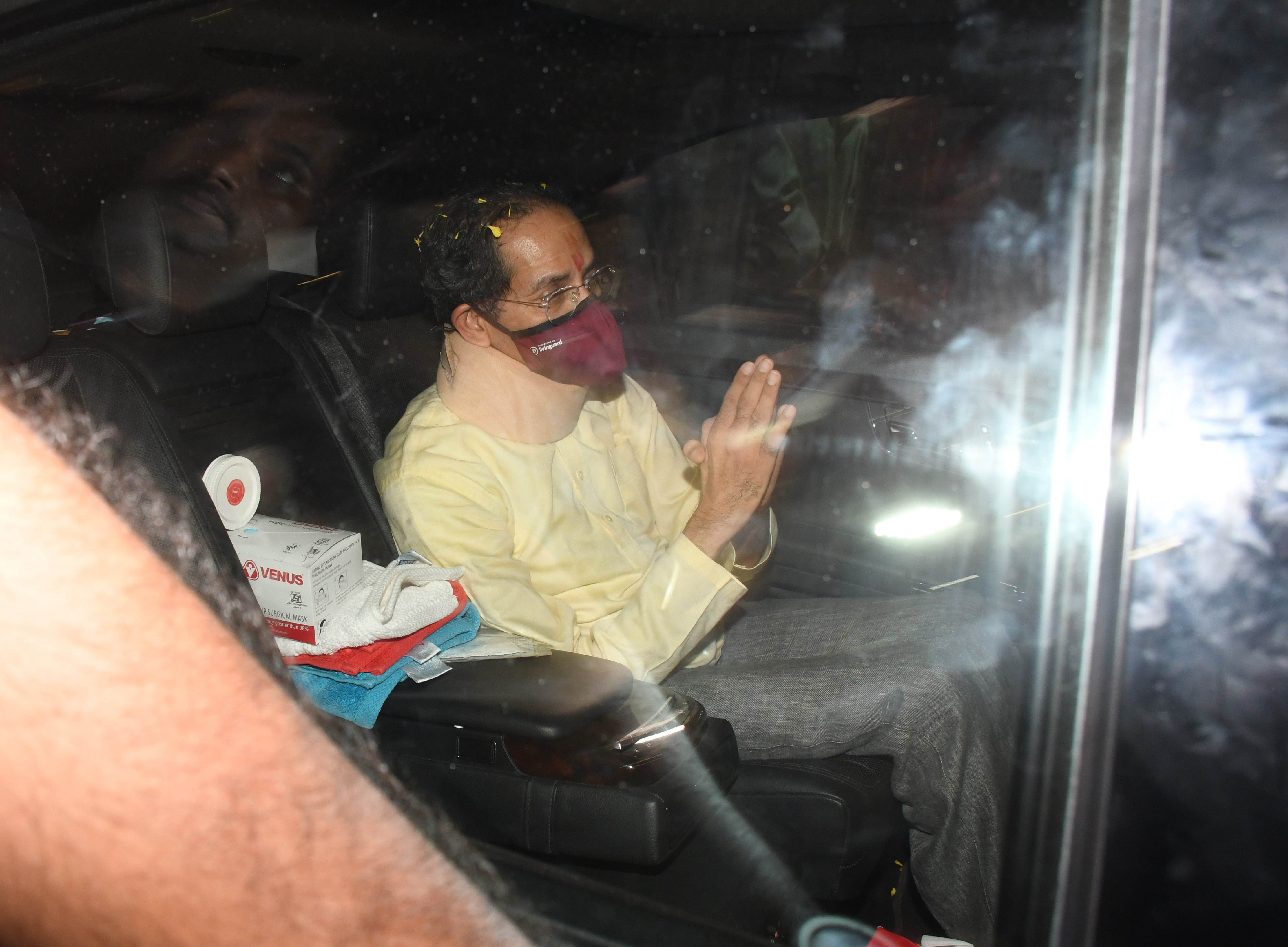 Maharashtra CM Uddhav Thackeray leaves for Matoshree, his personal residence in Bandra from Varsha, the Chief Minister's official residence. (HT PHOTO)