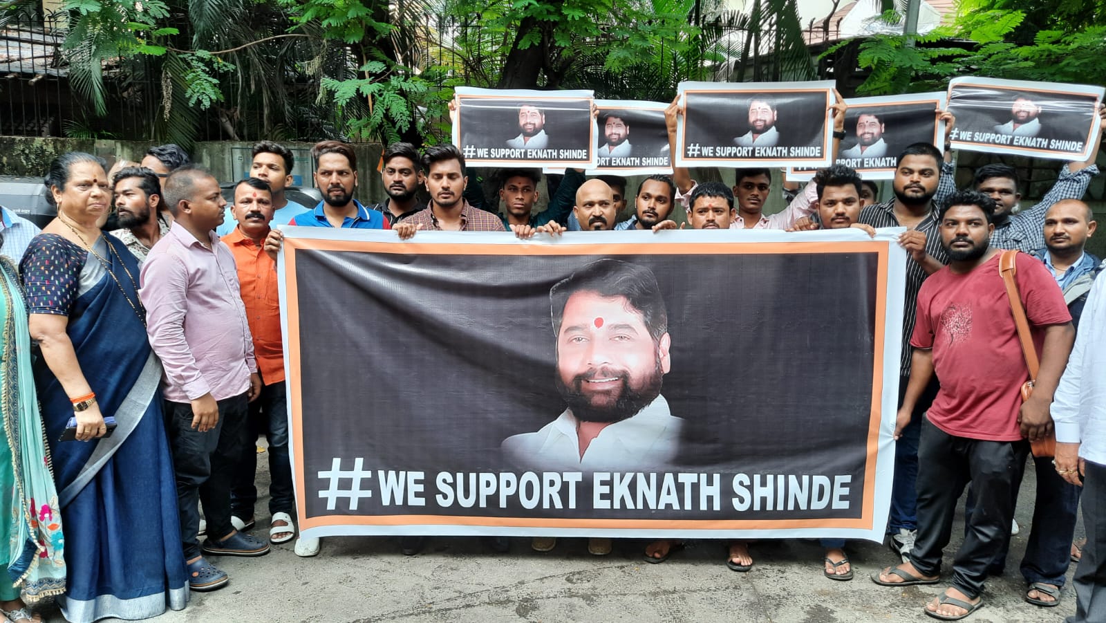Outside the residents house of ShivSena minister and leader Eknath Shinde in Thane, some Shiv Sainiks are seen carrying banners in their support.. (Praful Gangurde/HT) Outside the residents house of ShivSena minister and leader Eknath Shinde in Thane, some Shiv Sainiks are seen carrying banners in their support.. (Praful Gangurde/HT)