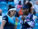Ons Jabeur (L) and Serena Williams