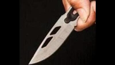 The robbers snatched earrings, mobile phones and  ₹3,000 from the couple at knifepoint in Ludhiana. (Representative image)