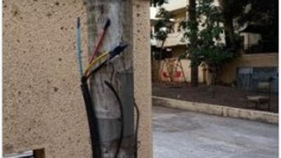 An image of a live wire tweeted by @varpey who reported it to PMC. Naked electric wires hanging from electricity poles, in streets and roads, are posing a serious threat to Pune residents. (HT)