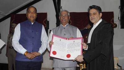 Governor Rajindra Vishwanath Arlekar (centre) and chief minister Jai Ram Thakur with Justice Amjad Ahtesham Sayed at Rajbhawan in Shimla on Thursday. (Deepak Sansta/HT) Governor Rajindra Vishwanath Arlekar (centre) and chief minister Jai Ram Thakur with Justice Amjad Ahtesham Sayed at Rajbhawan in Shimla on Thursday. (Deepak Sansta/HT)