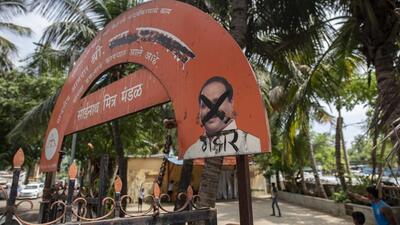 Shiv Sena workers paint black ink on the poster of MLA Sada Sarvankar who joined the rebel camp of Eknath Shinde in Guwahati, at Mahim, on Wednesday. (Satish Bate/HT PHOTO) Shiv Sena workers paint black ink on the poster of MLA Sada Sarvankar who joined the rebel camp of Eknath Shinde in Guwahati, at Mahim, on Wednesday. (Satish Bate/HT PHOTO)