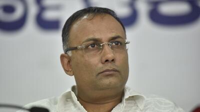 Congress leader Dinesh Gundu Rao on Thursday alleged that the BJP is indulging in playing “dirty politics” in Maharashtra to come to power. (HT Photo) Congress leader Dinesh Gundu Rao on Thursday alleged that the BJP is indulging in playing “dirty politics” in Maharashtra to come to power. (HT Photo)