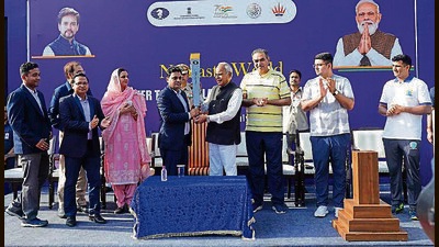 Senior chess player Naveen Bansal receiving the Olympiad torch from Punjab governor Banwarilal Purohit at Rock Garden in Chandigarh on Thursday. (HT Photo)