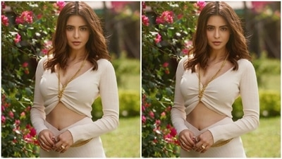 Aamna, styled by fashion stylist Khyati Busa, wore her tresses open in soft wavy curls with a middle part. (Instagram/@aamnasharifofficial)