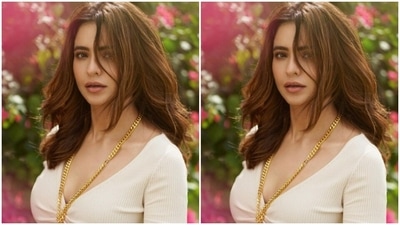 Assisted by makeup artist Salim Sayyed, Aamna decked up in nude eyeshadow, mascara-laden eyelashes, drawn eyebrows, contoured cheeks and a shade of nude lipstick. (Instagram/@aamnasharifofficial)