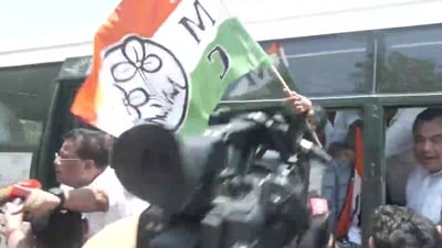 Maharashtra crisis: Several Trinamool workers gathered outside the hotel in Assam.&nbsp;