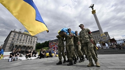 Ukrainian soldiers carry the coffin n Kyiv on June 18, 2022, amid the Russian invasion of Ukraine. (AFP Photo for representation) Ukrainian soldiers carry the coffin n Kyiv on June 18, 2022, amid the Russian invasion of Ukraine. (AFP Photo for representation)