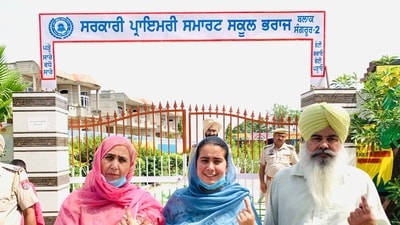 Aam Aadmi Party MLA from Sangrur, Narinder Kaur Bharaj along with her father Gurnam Singh and mother Charanjit Kaur cast their votes at village Bharaj. (HT) Aam Aadmi Party MLA from Sangrur, Narinder Kaur Bharaj along with her father Gurnam Singh and mother Charanjit Kaur cast their votes at village Bharaj. (HT)