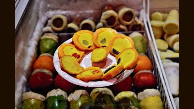 Try mango ice cream, sandwiches and more, as the king of fruits leaves its mark on the popular street food scene of the Capital. (Photo: Dhruv Sethi/HT) Try mango ice cream, sandwiches and more, as the king of fruits leaves its mark on the popular street food scene of the Capital. (Photo: Dhruv Sethi/HT)