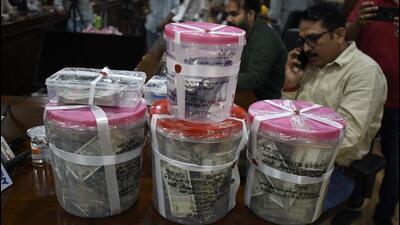 Police recovered ₹75.50 lakh from the suspects involved in the cash van loot case. (Parveen Kumar/HT photo) Police recovered ₹75.50 lakh from the suspects involved in the cash van loot case. (Parveen Kumar/HT photo)