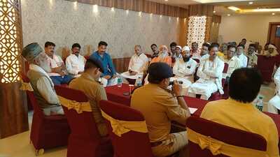 DCP Kashi Zone RS Gautam holding peace committee meeting with religious leaders in Varanasi. (HT Photo)