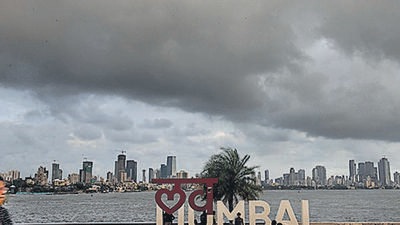 Visitors enjoy an evening with dark monsoon clouds hovering above city skyline amid coalition crisis in Maharashtra government, at Bandra Reclamation, Bandra. (Satish Bate/HT PHOTO) Visitors enjoy an evening with dark monsoon clouds hovering above city skyline amid coalition crisis in Maharashtra government, at Bandra Reclamation, Bandra. (Satish Bate/HT PHOTO)