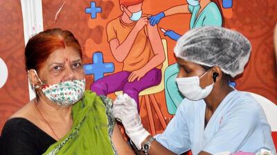 A health worker administers a dose of Covid-19 vaccine to a woman at a vaccination centre in Patna. (HT Photo) A health worker administers a dose of Covid-19 vaccine to a woman at a vaccination centre in Patna. (HT Photo)
