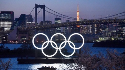 A boat sails past the Tokyo 2020 Olympic Rings (Getty Images)
