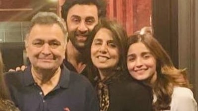 Rishi Kapoor poses with Ranbir Kapoor, Alia Bhatt and Neetu Kapoor.