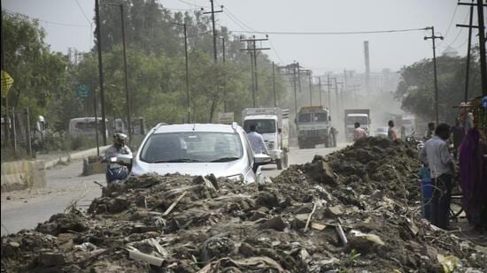 Ghaziabad, India - June 23, 2022: Garbage dumped along the Loha Mandi Road, in Ghaziabad, India, on Thursday, June 23, 2022. (Photo by Sakib Ali /Hindustan Times)