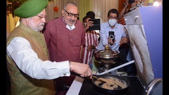 Union petroleum minister Hardeep Singh Puri (left) and rural development minister Giriraj Singh at the launch event of the solar cook top ‘Surya Nutan’ in New Delhi on Wednesday. (Twitter Photo)