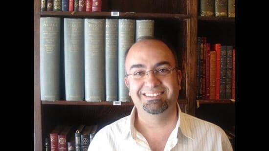 Author Mateo Mohammad Farzaneh (Courtesy www.mateofarzaneh.com)