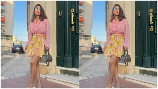 In contoured cheeks and a shade of pastel pink lipstick, Hina looked fashion-ready.(Instagram/@realhinakhan)