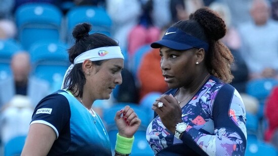 Ons Jabeur (L) and Serena Williams(AP)