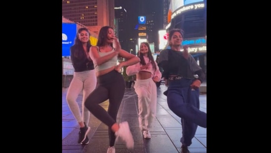 Dancers shake a leg to Aishwarya Rai Bachchan's Barso Re at Times Square.&nbsp;(Instagram/@eshhpat)