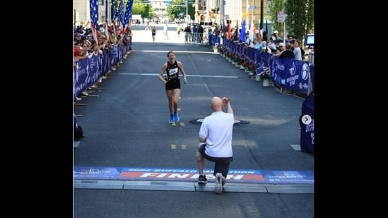 The man proposed to his partner on the finishing line of a marathon.&nbsp;(mileswithmaddie/Instagram)