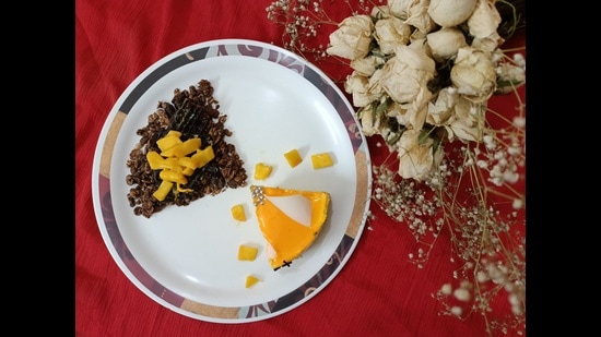 मैंगो चीज़ स्लाइस (तस्वीरें: सुभाश्री नंदा/एचटी) मैंगो चीज़ स्लाइस (तस्वीरें: सुभाश्री नंदा/एचटी)