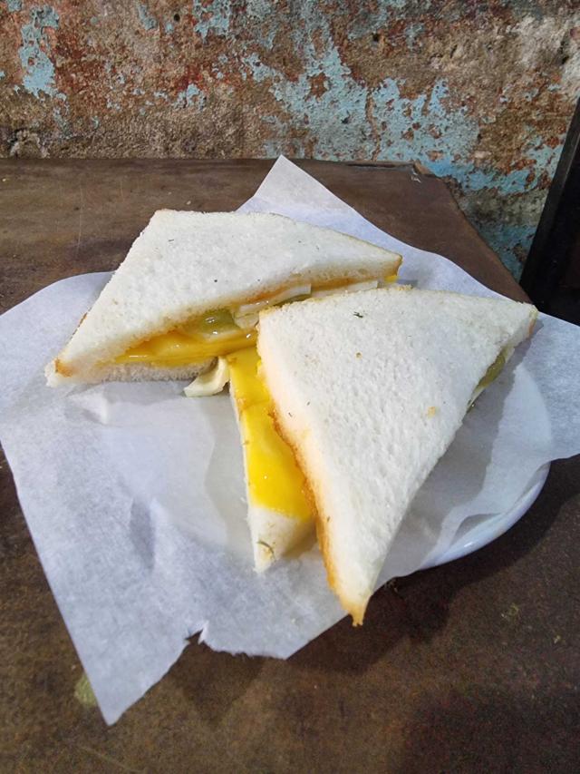 This fruit sandwich is priced at ₹80, and is available at Chawri Bazar. (Photo: Dhruv Sethi/HT) This fruit sandwich is priced at ₹80, and is available at Chawri Bazar. (Photo: Dhruv Sethi/HT)