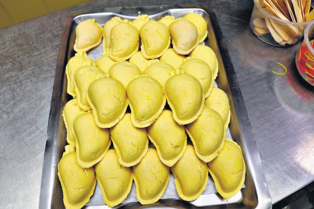 This Mango Sandesh at Chittaranjan Park is not to be missed. (Photo: Dhruv Sethi/HT) This Mango Sandesh at Chittaranjan Park is not to be missed. (Photo: Dhruv Sethi/HT)