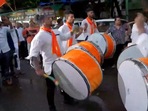 Shiv Sena workers play drums outside party boss and Maharashtra chief minister Uddhav Thackeray's family residence ‘Matoshree’. (Screengrab/ANI video) Shiv Sena workers play drums outside party boss and Maharashtra chief minister Uddhav Thackeray's family residence ‘Matoshree’. (Screengrab/ANI video)