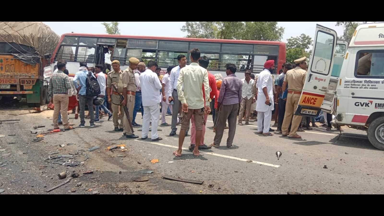 Five killed, six injured as bus rams into truck on NH 730 - Hindustan Times