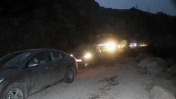 जम्मू-श्रीनगर राष्ट्रीय राजमार्ग (एनएच-44) शुक्रवार को उधमपुर के समरोली में हाल ही में हुए भूस्खलन के बाद बंद होने के बाद बंद होने के बाद यातायात जाम में वाहन फंस गए हैं।  (एएनआई)