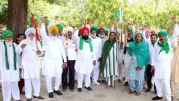 Farmers protesting against the Union Government’s Agnipath recruitment scheme for the armed forces, in Bathinda on Friday. (Sanjeev Kumar/HT)