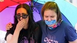 Ativistas do direito ao aborto reagem depois de ouvir a decisão da Suprema Corte sobre o aborto fora da Suprema Corte em Washington.