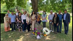Alguns membros das famílias das vítimas do voo 182 da Air India, juntamente com o cônsul-geral da Índia em Toronto Apoorva Srivastava (sétimo da direita) no memorial no Queen's Park em Toronto, Canadá.  (Índia em Toronto/Twitter)