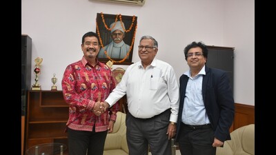 BHU vice chancellor Prof Sudhir K Jain with Japanese minister Dr Shingo Miyamoto. (Sourced)