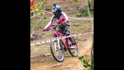 Seventy five cyclists will be seen in action in the third mountain biking fest in Rayate village, Kalyan, on Sunday. (HT PHOTO)